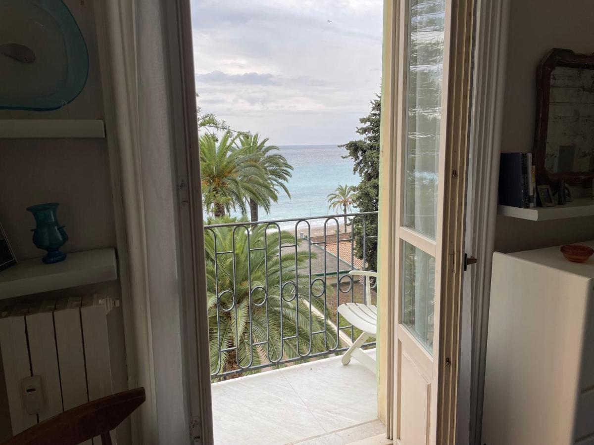 Regina sur la plage Menton Exterior foto